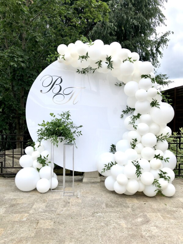 Фотозона на свадьбу из шаров в белом цвете и зеленью